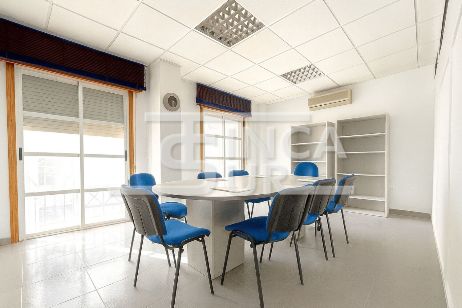 Amplio local ideal para oficinas o academia en pleno centro de Roquetas de Mar